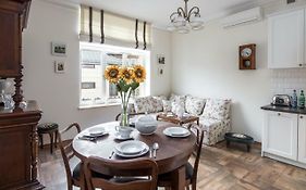 Cheerful Air Conditioned Apartment With Mezzanine And Parking - Old Town